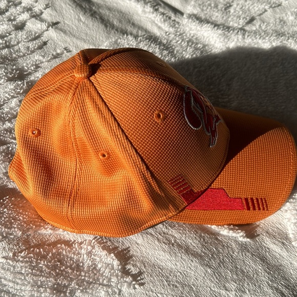 NFL Classic creamsicle Tampabay Buccaneers New Era hat with modern lines - Picture 3 of 7